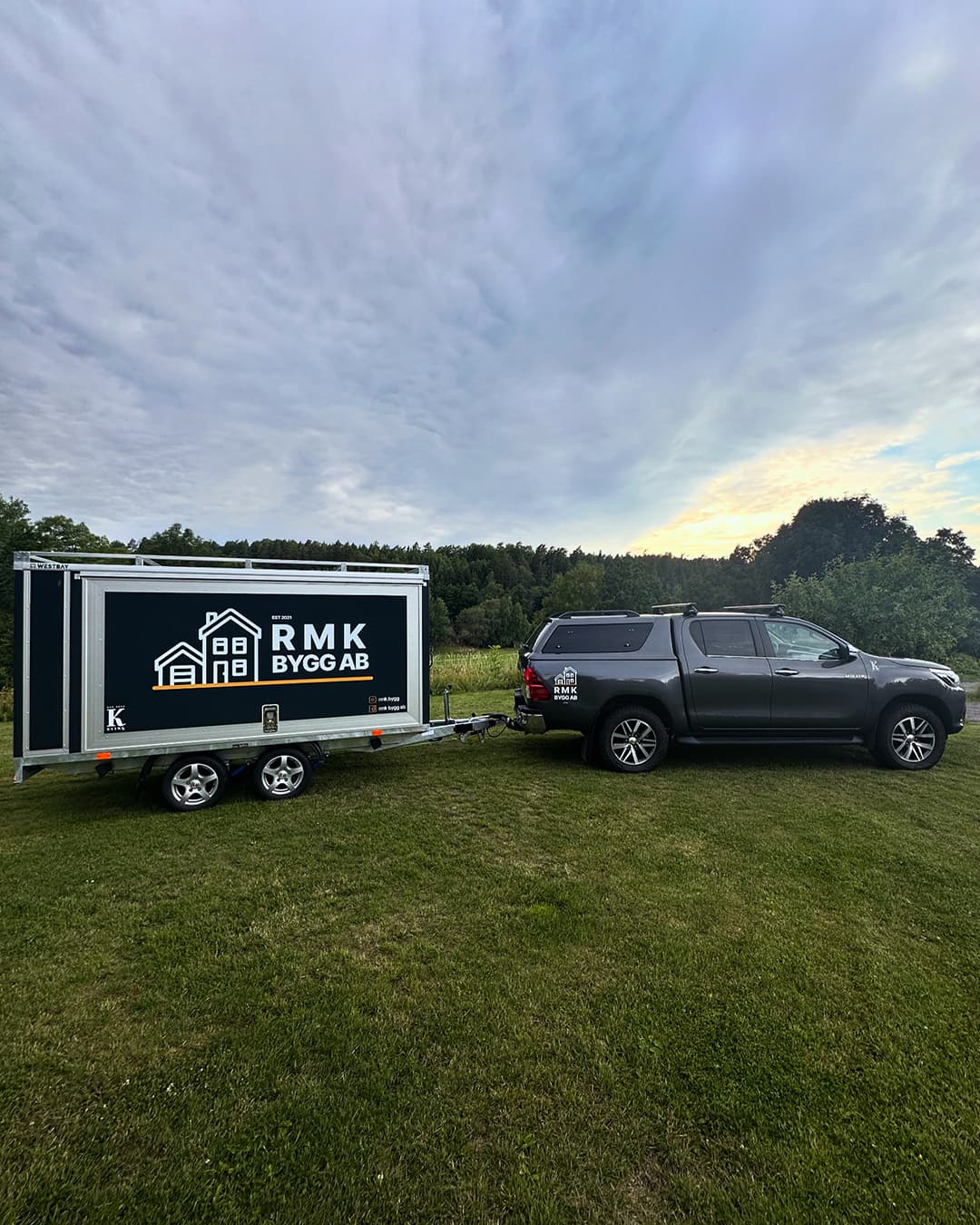RMK Bygg's branded vehicle and trailer.